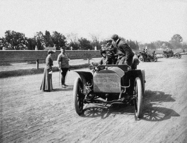1905-ben ismét a Lóversenypálya adott otthont egy autós szépségversenynek (dr. Born András gyűjteménye)