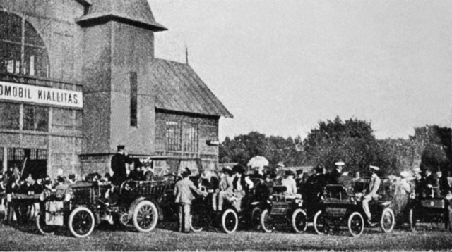 A legelső Budapesti Automobilkiállítást a Lóversenypálya fedett csarnokában rendezték 1901 júniusában. A seregszemle végén a lovak helyett lónélküli járművek küzdöttek meg egymással