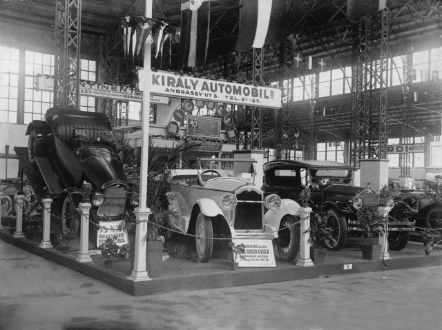 Az Árumintavásár részeként tartott autókiállítások után először az Iparcsarnokban volt önálló autókiállítás 1925-ben