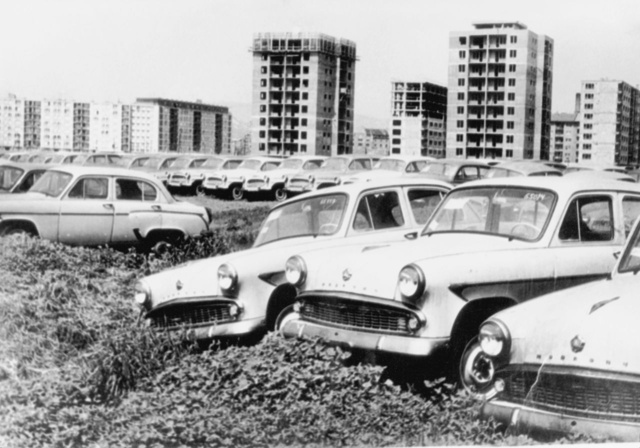 A Csepel Kerékpár- és Motorkerékpár-nagykereskedelmi Vállalat újautó-raktára látható 1963 őszén, mielőtt a Merkur megalakult volna. Így már érthetőbbek a korabeli panaszok, amelyek vadonatúj autók esetén hiányzó alkatrészekről, korai rozsdásodásról szóltak. Jelenleg a területen az Infopark található
