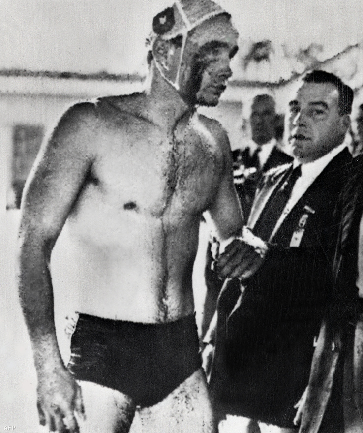 A 77 évesen elhunyt Zádor Ervin vízilabdásról 1956-ban legendás fotó készült. A melbourne-i olimpián egy szovjet pólós megütötte, a vérző fejű Zádorról készült kép pedig bejárta a világsajtót. Sokan az 1956-os forradalom szimbólumaként értelmezték. Az olimpiai bajnok pólós nem is tért haza Ausztráliából, az Egyesült Államokba ment és halálig ott dolgozott úszóedzőként, Mark Spitz is tanítványa volt.