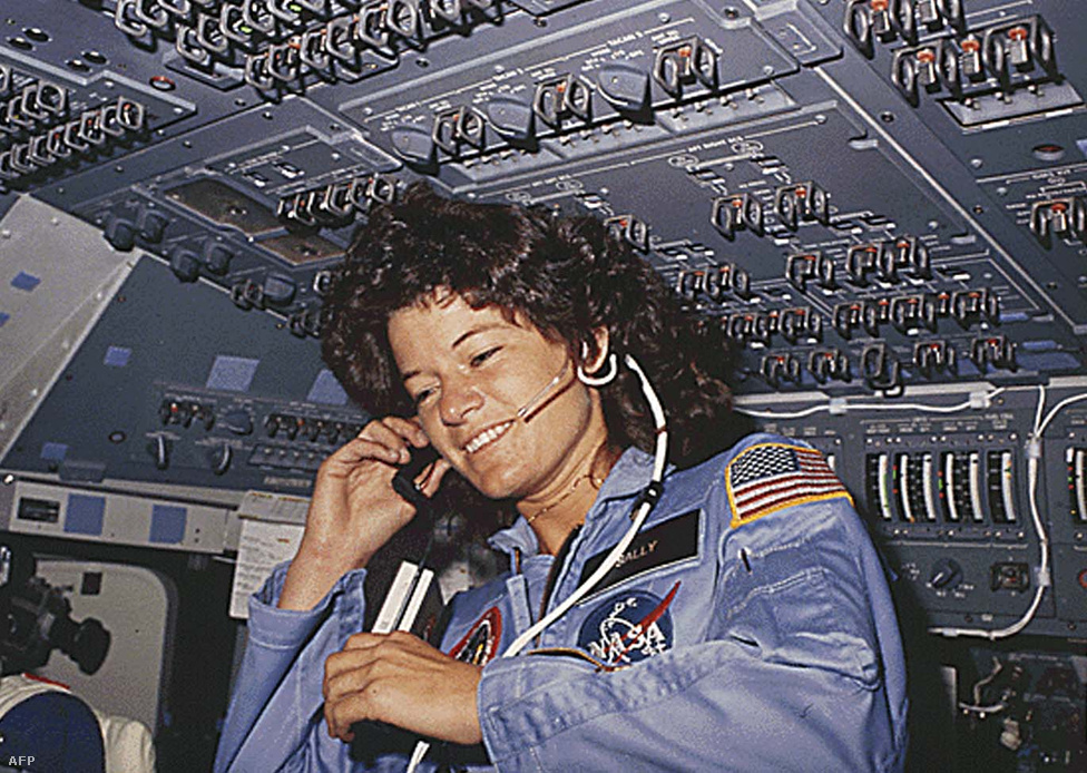 61 éves korában meghalt Sally Kristen Ride, amerikai fizikus, volt asztronauta, az első amerikai nő az űrben. Ride 1978-ban csatlakozott a NASA-hoz, miután a Stanfordon szerzett diplomát angol és fizika szakon. Az űrkutatási hivatalhoz egy egyszerű újsághirdetésen keresztül került; 8000 jelentkező közül választotta őt a NASA.