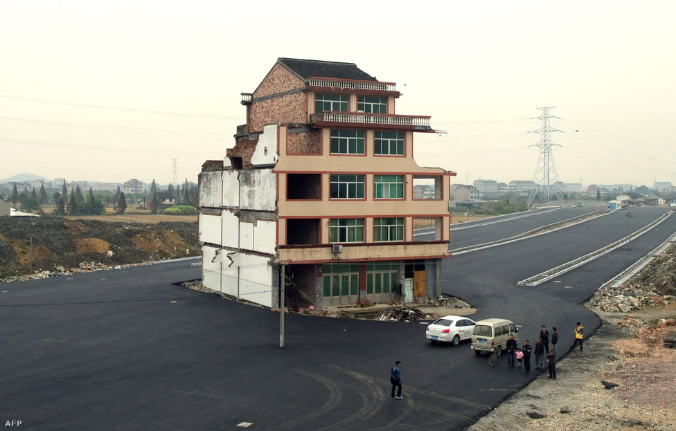 Egy idős kínai házaspár nem járult hozzá ahhoz, hogy a házukat lebontsák egy épülő autópálya miatt, a nyomvonal megváltoztatása helyett körbeaszfaltozták a többemeletes épületet.  többemeletes épületet. 