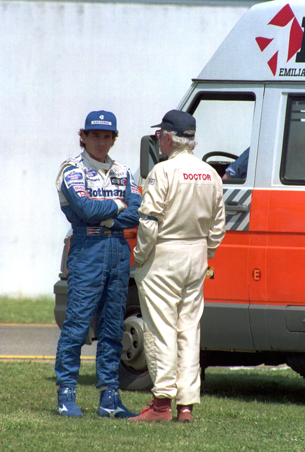 Meghalt Sid Watkins, aki 1978 és 2004 között a Forma-1 vezető főorvosaként dolgozott idegsebészként. 84 évet élt. Pilóták tucatjainak mentette meg életét vagy részesítette őket elsősegélyben, folyton azon fáradozott, hogy a versenypályák biztonságosak legyenek, a mai biztonsági előírások egy része is neki köszönhetőek. A képen a doktor és az 1994-ben halálos balesetet szenvedő Ayrton Senna.