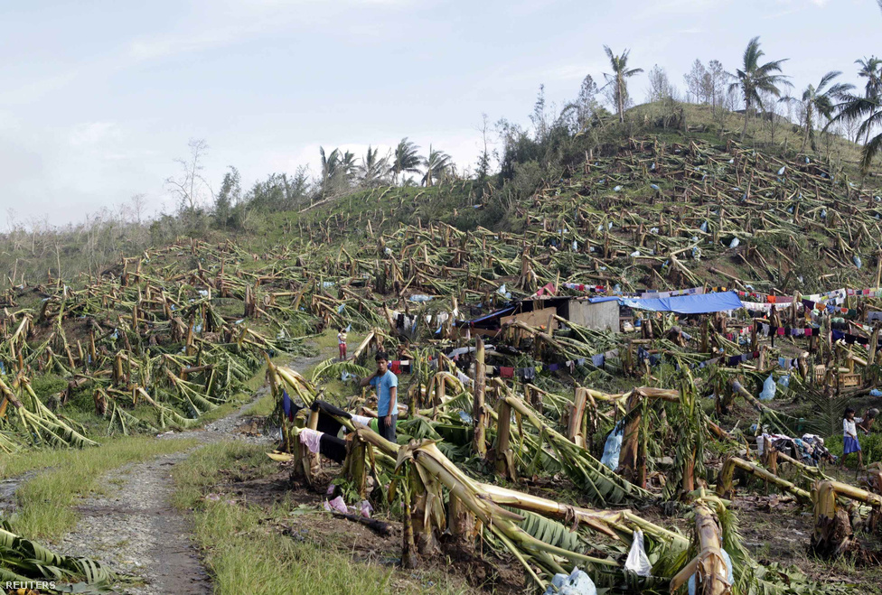 A Bopha szupertájfun miatt több mint 41 ezer ember kényszerült elhagyni otthonát az alacsonyabban fekvő tengerparti területeken és a nagyobb folyók mentén a Fülöp-szigeteken