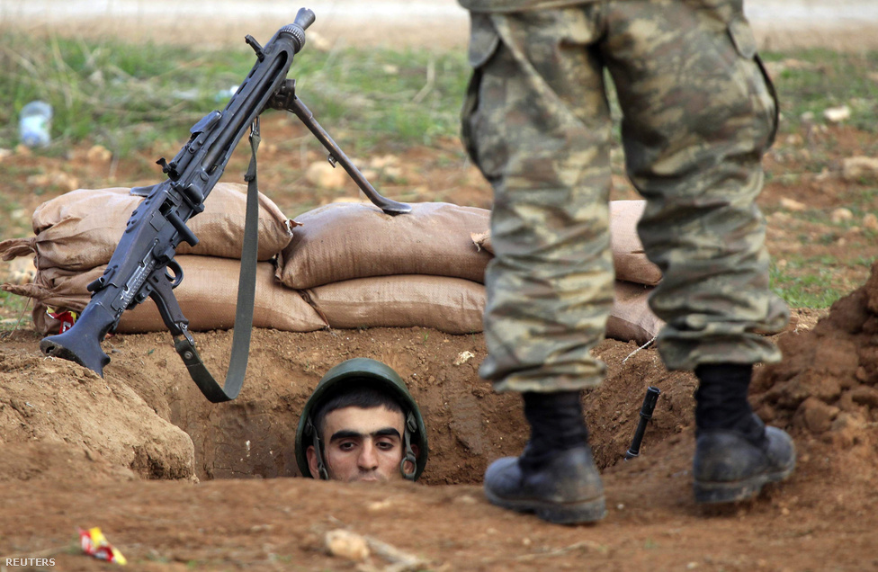 Török katona a lövészárokban a szíriai határon. A lassan egy éve húzódó szíriai felkelés miatt ezrek menekültek a környező országokba. A török határon állandó készültségben áll a hadsereg, az év során ugyanis néhány szíriai felkelőkre kilőtt rakéta török területen csapódott be.
