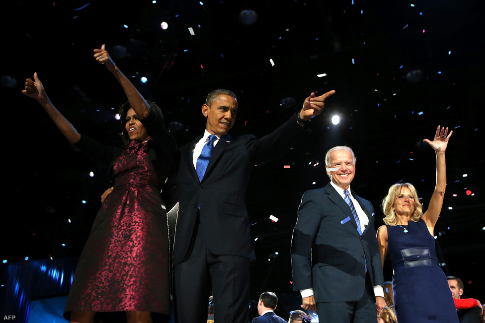 Obama a színpadon feleségével és Joe Biden alelnökkel a választás éjszakáján, november 6-án, miután megnyerték az idei elnökválasztást.