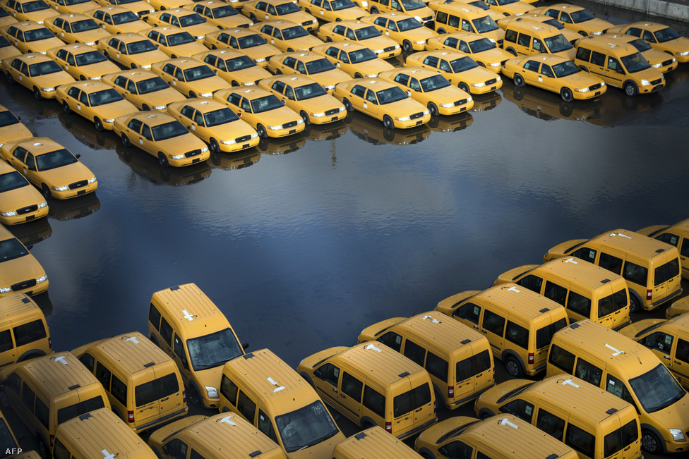 Víz alá került taxis parkoló a Sandy-hurrikán levonulása után New Jersey Hoboken városrészében, október 31-én. Két szó a viharról.