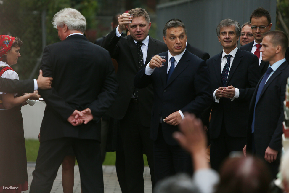 Orbán Viktor és Robert Fico koccintanak Pilisszentkereszten, október 2-án.
