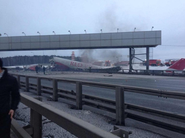 Letért a leszállópályájáról és egy autóútra csúszott át egy orosz utasszállító repülőgép a moszkvai Vnukovo reptéren.
                        Az első kép, amit a repülőtér dolgozója röviddel a baleset után osztott meg a Twitterren. 