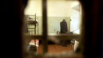 Csoportosan verik a fegyenceket egy orosz börtönben