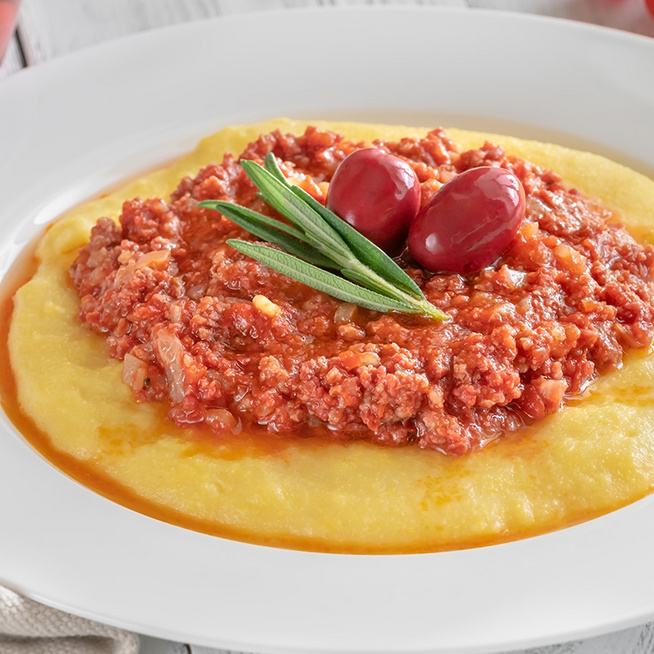 Szaftos bolognai ragu polentával kínálva: sűrű, fűszeres szafttal lesz az igazi