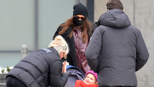 Irina Shayk a kislányával sétálva összetalálkozott Hugh Jackmannel és feleségével