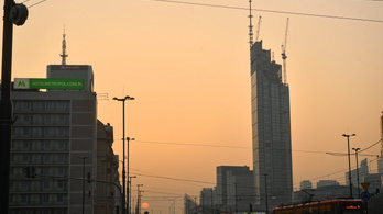 Félelmetes torony épül Varsóban