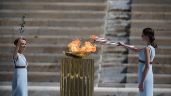 Szurkolni tilos! Csak tapsolni lehet az olimpiai lángot vivőnek