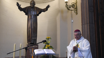 Koronavírusban elhunyt az esztergom–budapesti püspök, felfüggesztették az istentiszteleteket a Bazilikában