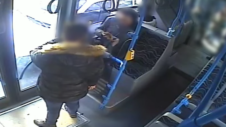 Beismerte a csepeli támadó, hogy az SZFE-maszk miatt szúrta arcon az utast a buszon