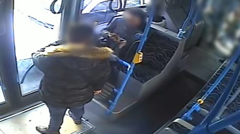 Beismerte a csepeli támadó, hogy az SZFE-maszk miatt szúrta arcon az utast a buszon