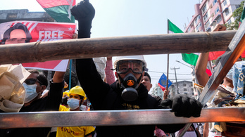 Tüzet nyitott a tüntetőkre a rendőrség Mianmarban