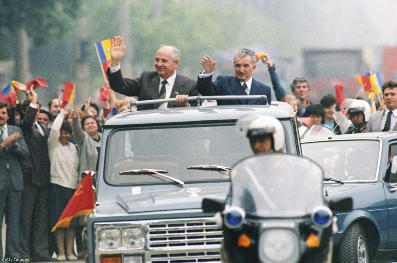 Miközben már a Szovjetunióban is reformfolyamatok indultak el, Nicolae Ceaușescu román diktátor ragaszkodott a keményvonalas politikához. Nyilvánosan bírálta Gorbacsov reformjait, mondván, Románia így is számos eredményt ért el az ország demokratizálásában. Gorbacsov 1987-ben látogatott el a kelet-európai országba, a fotón a két vezető látható. Korabeli sajtóbeszámolók szerint a találkozó feszült hangulatban telt. Gorbacsov tanácsai ellenére Ceaușescu a történelem rossz oldalára állt. Románia diktátorát és feleségét 1989 decemberében kivégezték. 
