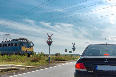 KRESZ-pontok kvíze: mit tilos végrehajtani vasúti átjáróban? 8 kérdés a büntetőpontokról