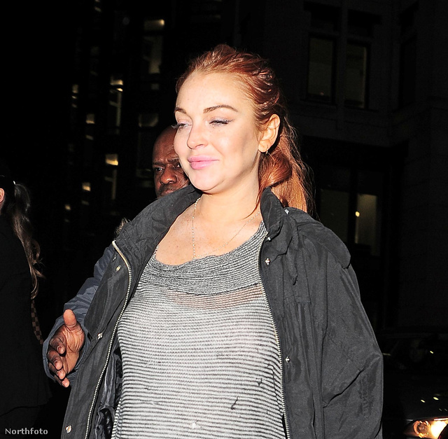 Lindsay Lohan Londonban szilveszterezett, A Dorchester Hotel mellett kapták le, amint kiszáll kocsijából.