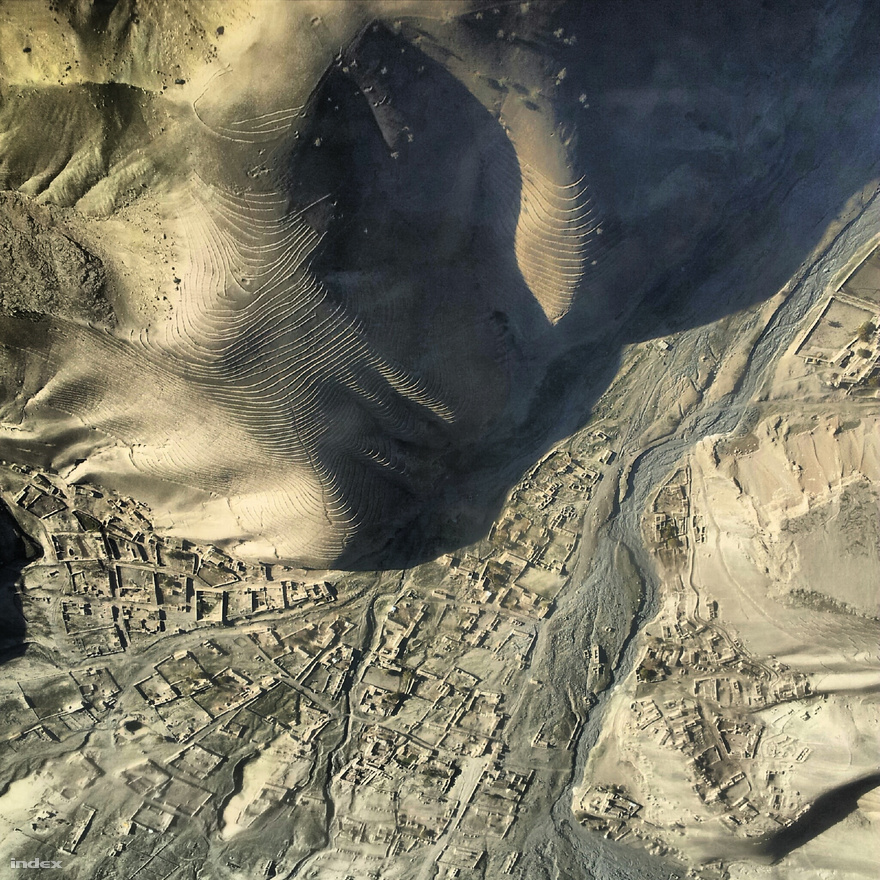 Egy teraszosan megművelt ősmasszívum nyomasztja az alatta elterülő afgán falut.