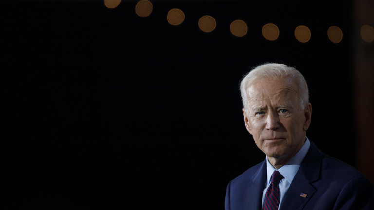 Joe Biden üzletel a csontfűrészes gyilkossal