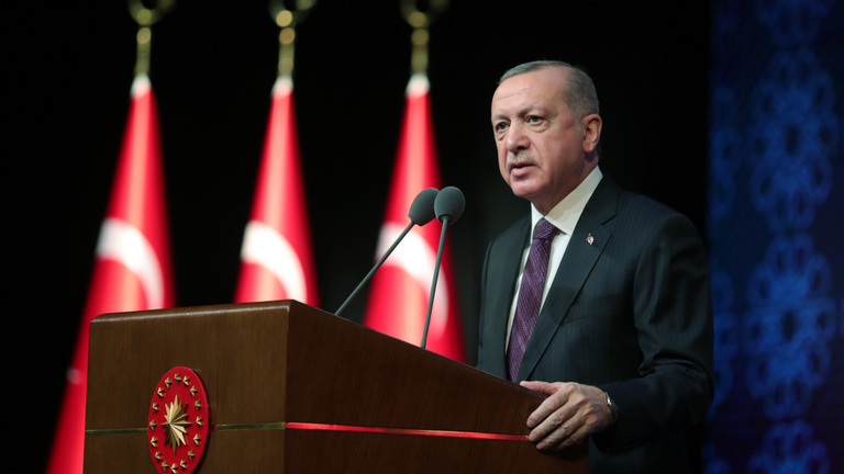 Akadozó gazdaságról, elégedetlen társadalomról tereli a figyelmet Erdoğan