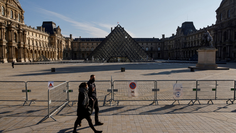 Nem él, csak túlél a párizsi Louvre