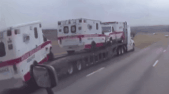 Videó: ilyen az, amikor egy trélerről menet közben leesik a mentőautó