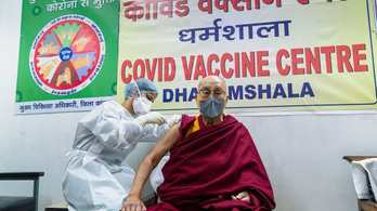 Beoltották a dalai lámát is koronavírus ellen