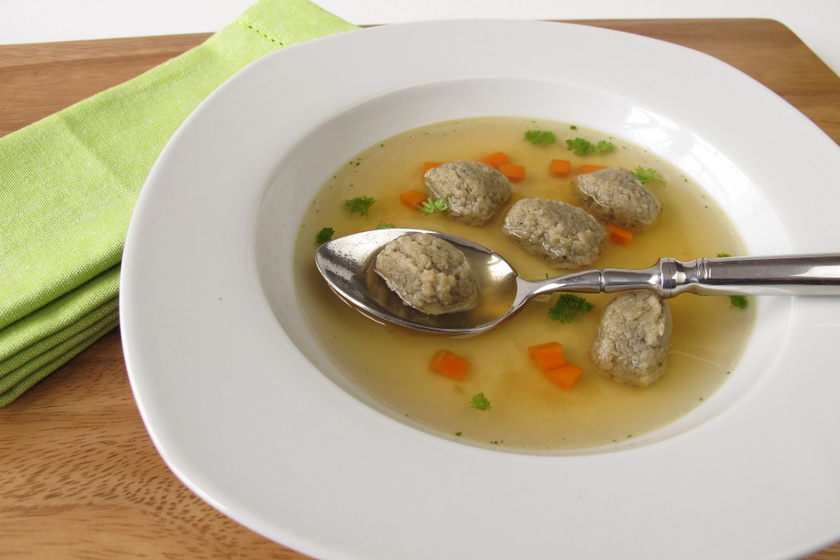 Régimódi zöldséges húsleves májgaluskával: a házi levesbetét finom puha