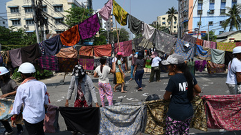 Női ruhákkal védekeznek a tüntetők Mianmarban