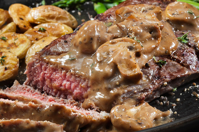 Omlós marhahús krémes, tejszínes gombaszószban: így készül a Steak Diane