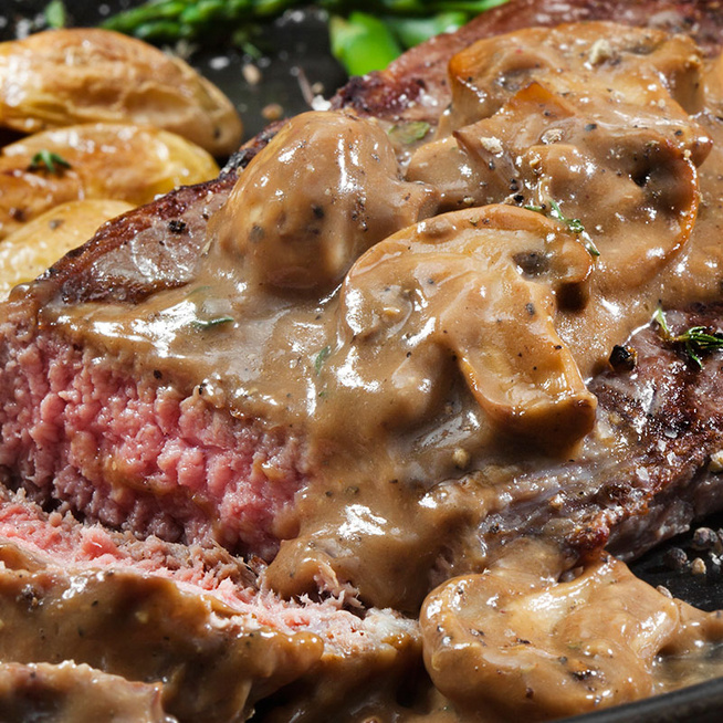 Omlós marhahús krémes, tejszínes gombaszószban: így készül a Steak Diane