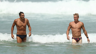 Nézegessen fürdőző ausztrál futballistákat csak úgy!