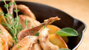 Mustáros-almás csirke fehérboros raguval – házi, gyúrt tészta tetején érdemes tálalnod