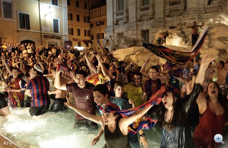 A Trevi-kútban fürödtek a spanyol szurkolók