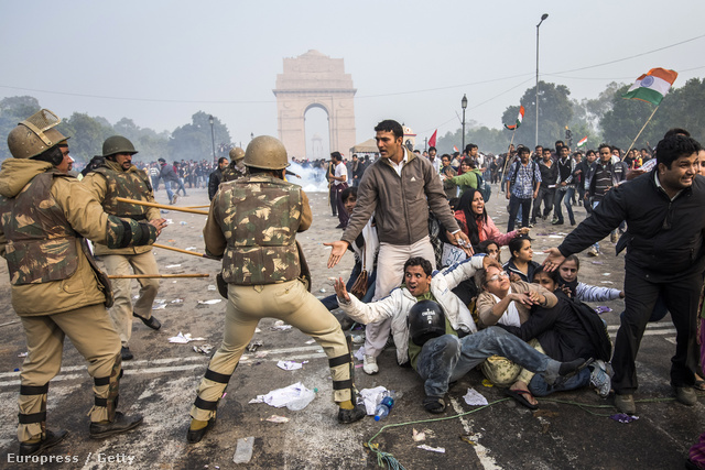 Tüntetők csapnak össze rohamrendőrökkel Új Delhiben.