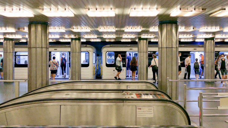 Elkezdik a metrósok oltását, mert ha még ketten kidőlnek, leáll a 2-es vonal