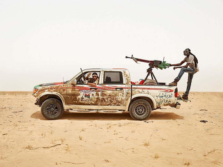 A csádi harcosok rájöttek, hogy ha 100 km/h-nál gyorsabban hajtanak keresztül az aknamezőn, a gyújtószerkezetek nem jönnek működésbe. Egyébként csalok, mert a két James Mollison kép pont líbiai katonákról készült.