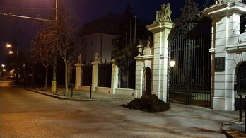 Két köbméter trágyát hordott a szlovák kormányfő hivatala elé egy volt miniszter