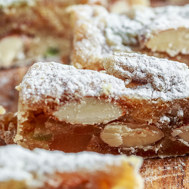 Mennyei, mandulás olasz sütemény: kandírozott gyümölcsökkel és mézzel készül