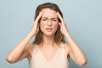 A tenziós fejfájás és tünetei, Fejfájás rosszabb látás