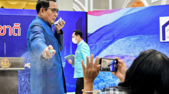 A kormányátalakításról kérdezték, mindenkit lefújt fertőtlenítővel a thai kormányfő