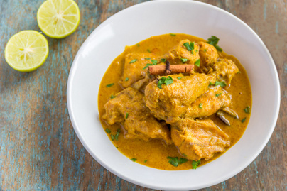 Currys szószban sült csirkecombok: isteni fogás a sütőből