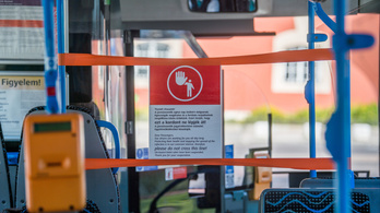 Félnek a koronavírustól, Budapesten újra lezárják a buszok és a trolibuszok első két ülését