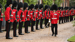 Nem véletlenül van az angol királynő palotaőreinek pont 46 centi magas prémkucsmája