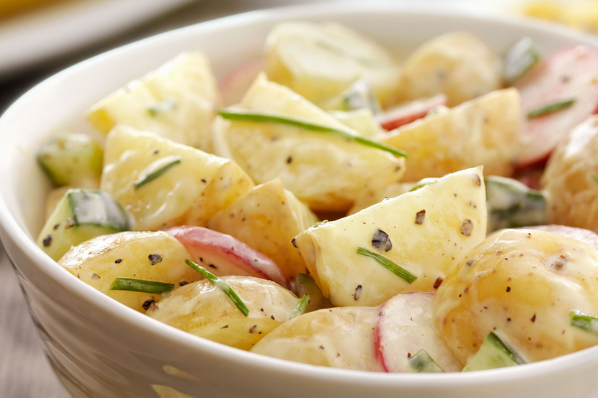 10 isteni krumplisaláta: fűszeresen, krémesen és ecetesen is készülhet a nagy kedvenc
